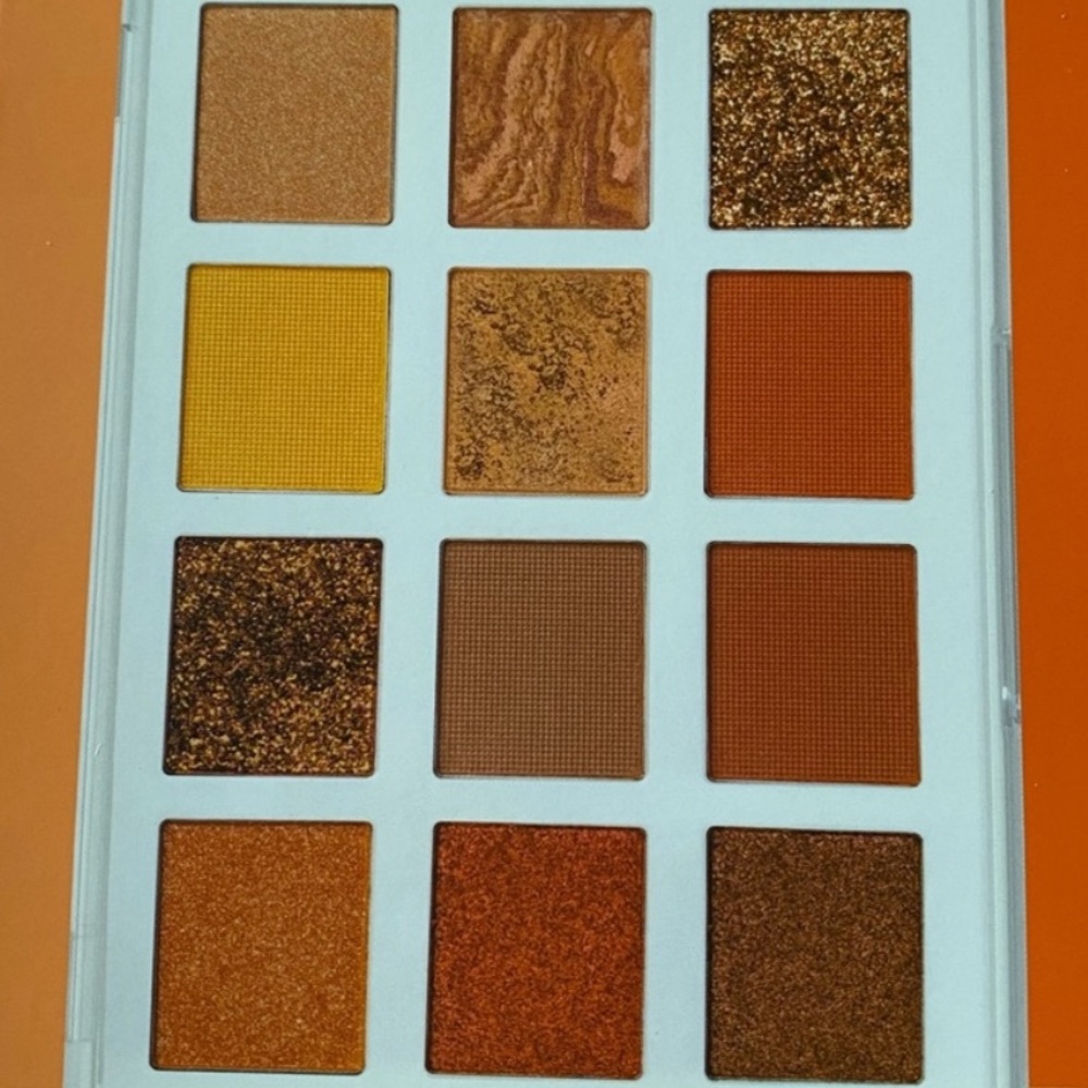 LIGHTSHOW Eyeshadow PALETTE | FIRE FIT Pigmented Matte, Metallic, Satin, Glitter